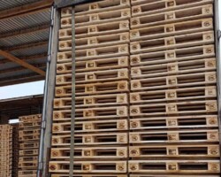 Camion incarcat cu europaleti