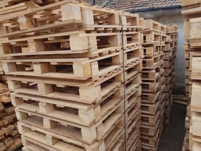 Read more about the article Paleti din plastic vs. paleti din lemn – avantaje si dezavantaje